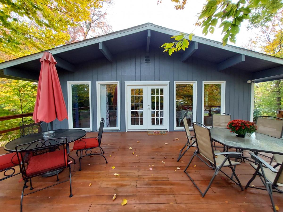 | Chic and Stylish home 4 bedrooms, game room, firepit, minutes from major attractions