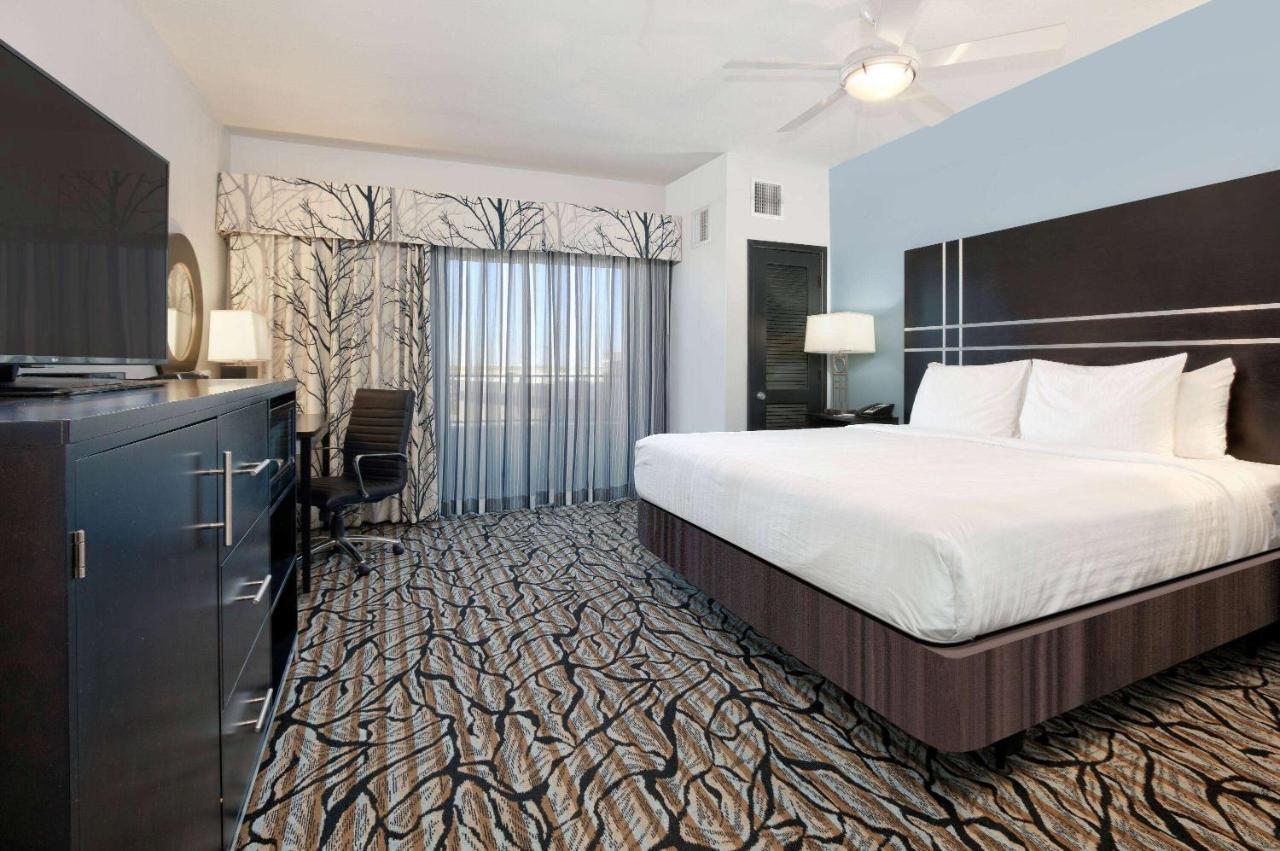1 King Bed, Deluxe Mobility/Hearing Accessible Room, Roll-In-Shower, Non-Smoking at La Quinta Inn & Suites by Wyndham Lubbock Southwest
