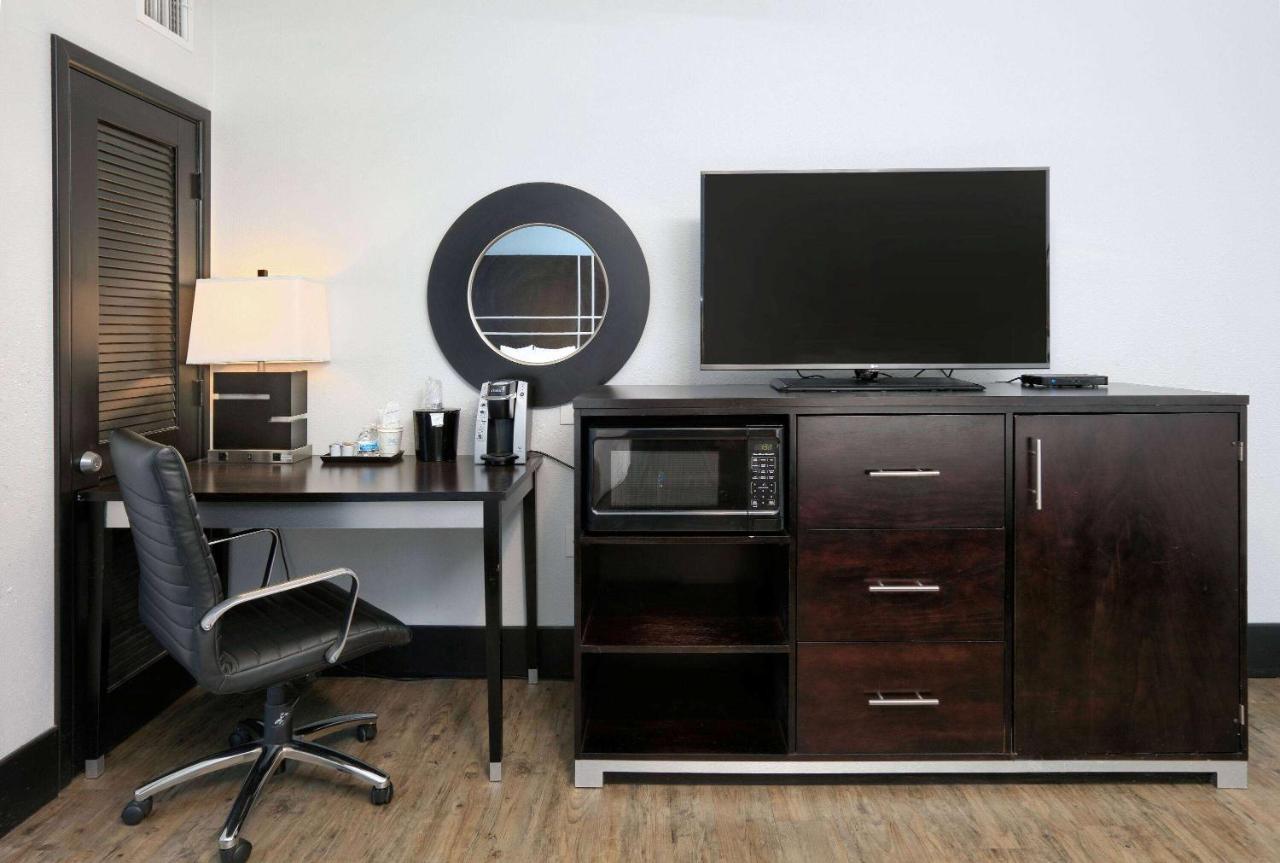 2 Queen Beds, Mobility/Hearing Accessible Suite, Tub w/ Grab Bars, Non-Smoking at La Quinta Inn & Suites by Wyndham Lubbock Southwest