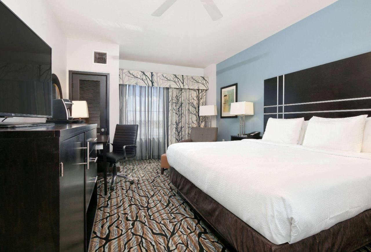 1 King Bed, Mobility/Hearing Accessible Room, Roll-In-Shower, Non-Smoking at La Quinta Inn & Suites by Wyndham Lubbock Southwest