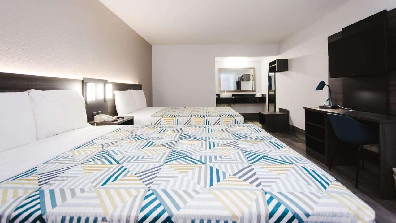 Queen Room with Two Queen Beds - Non-Smoking at Motel 6 Houston, Tx-Medical Center/Reliant Park