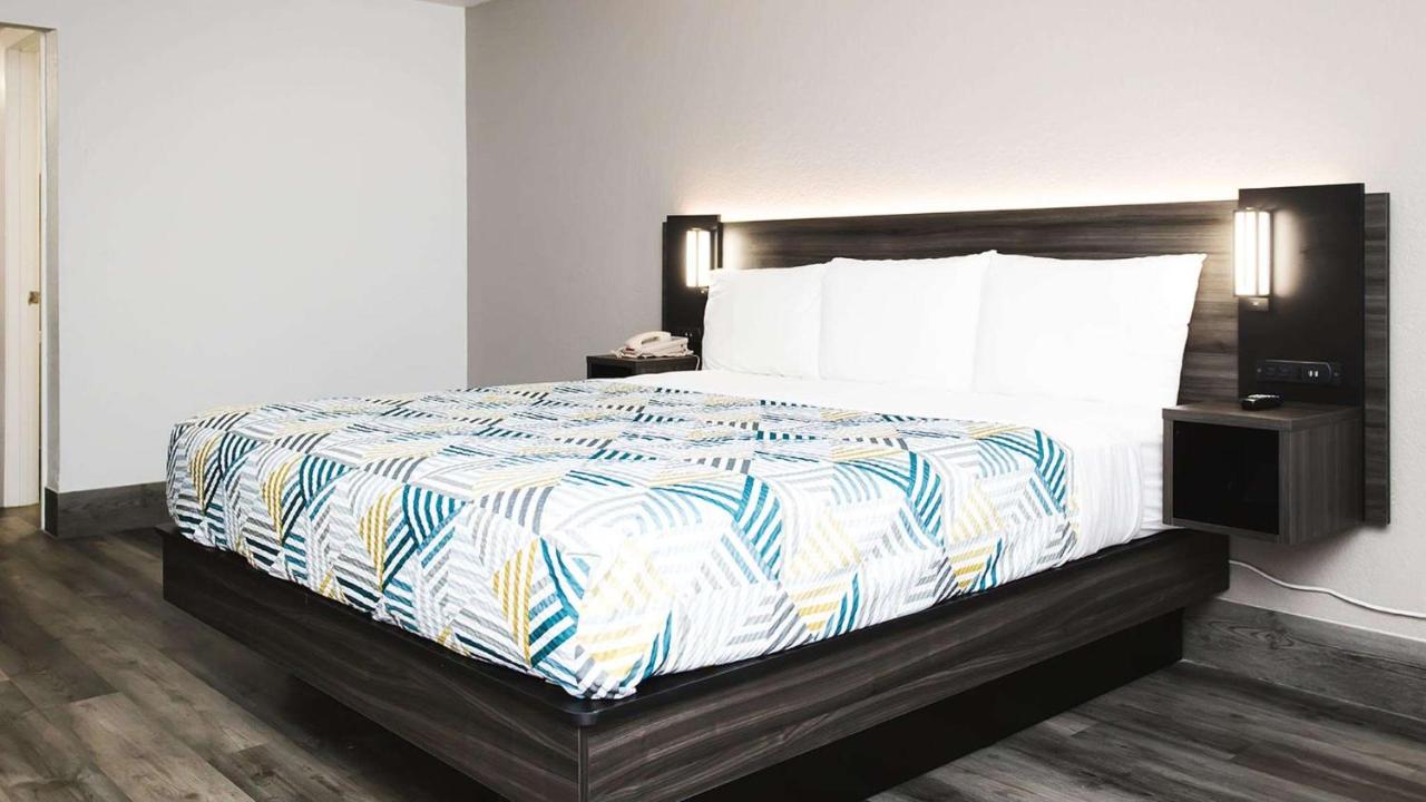 King Room with Roll-in Shower - Disability Access - Non-Smoking at Motel 6 Houston, Tx-Medical Center/Reliant Park
