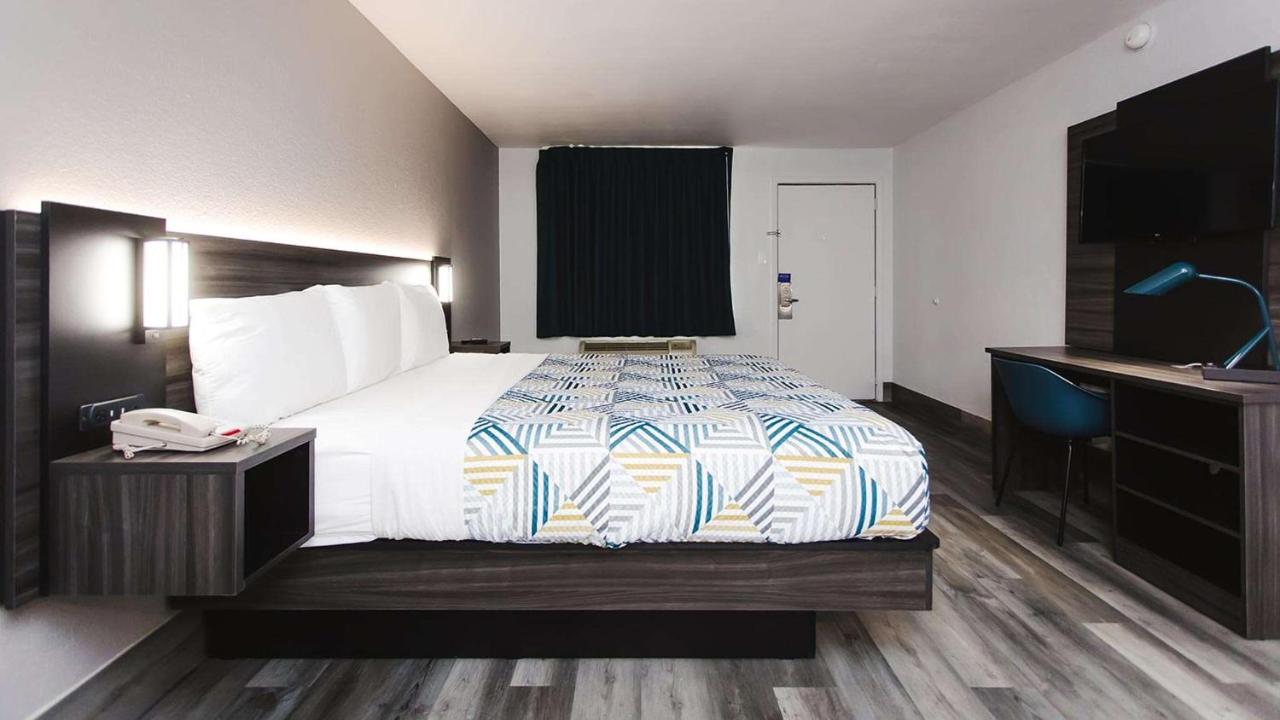 Standard Suite - Non-Smoking at Motel 6 Houston, Tx-Medical Center/Reliant Park
