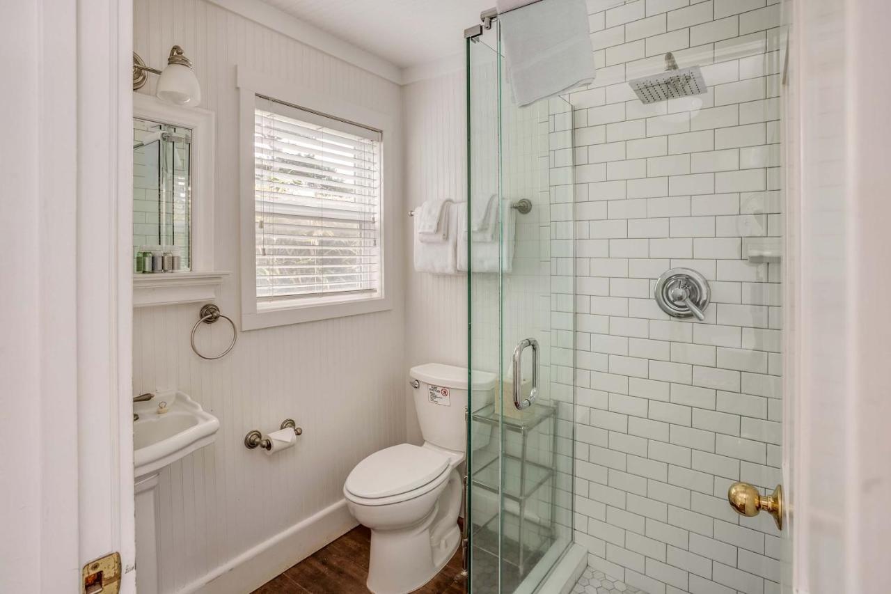 McBee Cottage - Classic Queen at Cannon Beach Hotel Collection