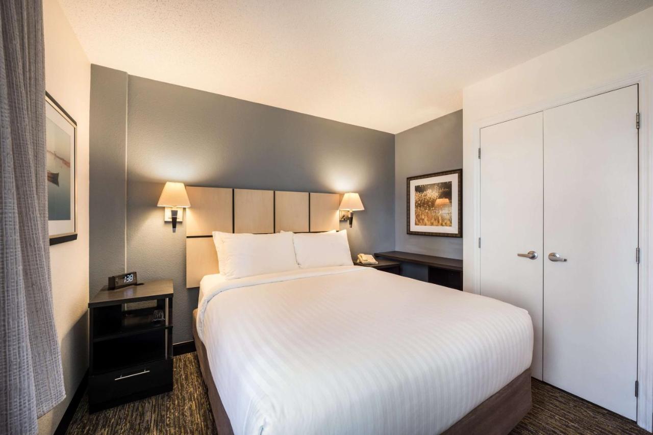 One-Bedroom Queen Suite at Sonesta Simply Suites Silicon Valley Santa Clara