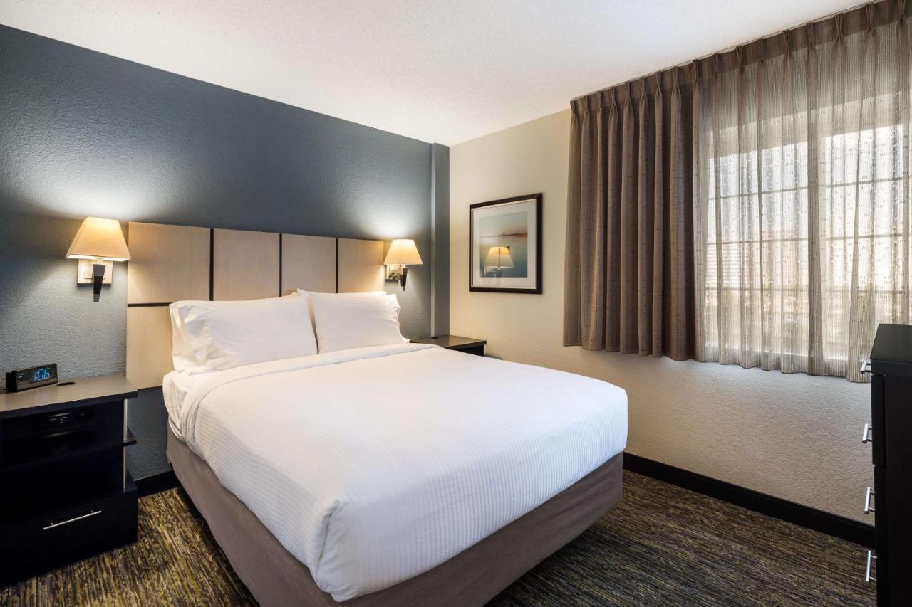 One-Bedroom Queen Suite at Sonesta Simply Suites Chicago Waukegan