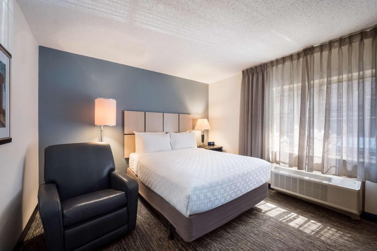 Queen Studio Suite at Sonesta Simply Suites Chicago Libertyville