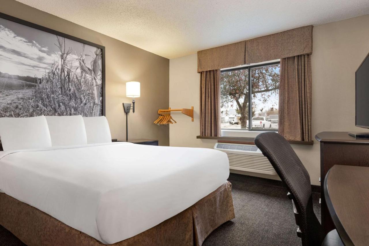 Queen Room - Mobility Access/Non-Smoking at Super 8 by Wyndham Lincoln North