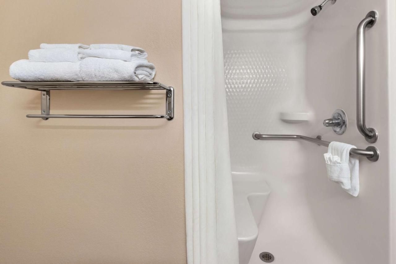 Queen Room - Mobility Access/Non-Smoking at Super 8 by Wyndham Lincoln North