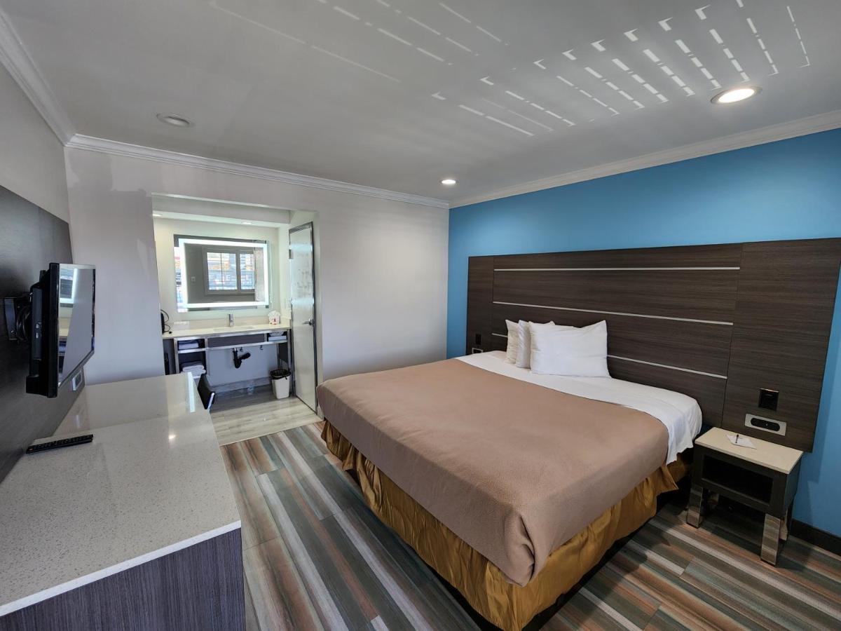 King Room- Non-Smoking at Travelodge by Wyndham Fullerton Near Anaheim