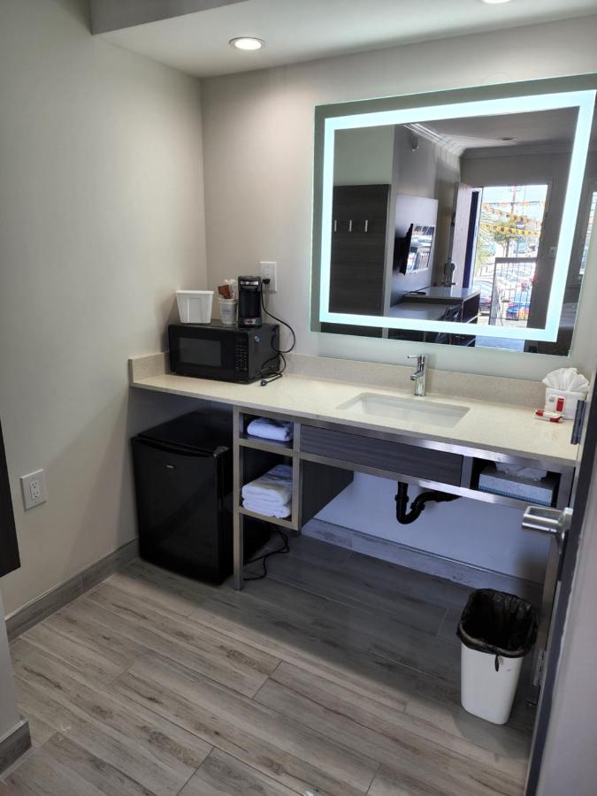 King Room- Non-Smoking at Travelodge by Wyndham Fullerton Near Anaheim