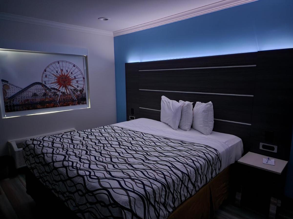 King Room- Non-Smoking at Travelodge by Wyndham Fullerton Near Anaheim