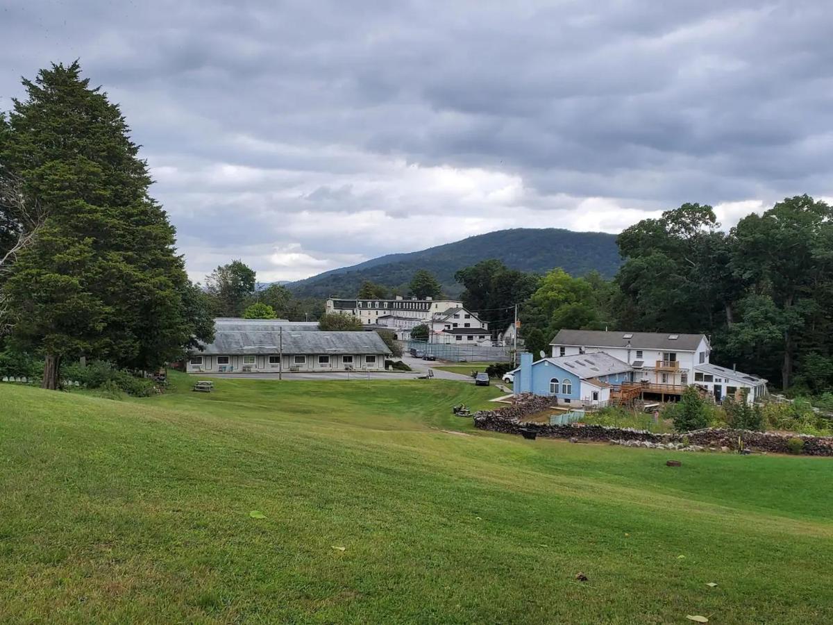 Four-Bedroom House at Glenwood Inn - Stroudsburg