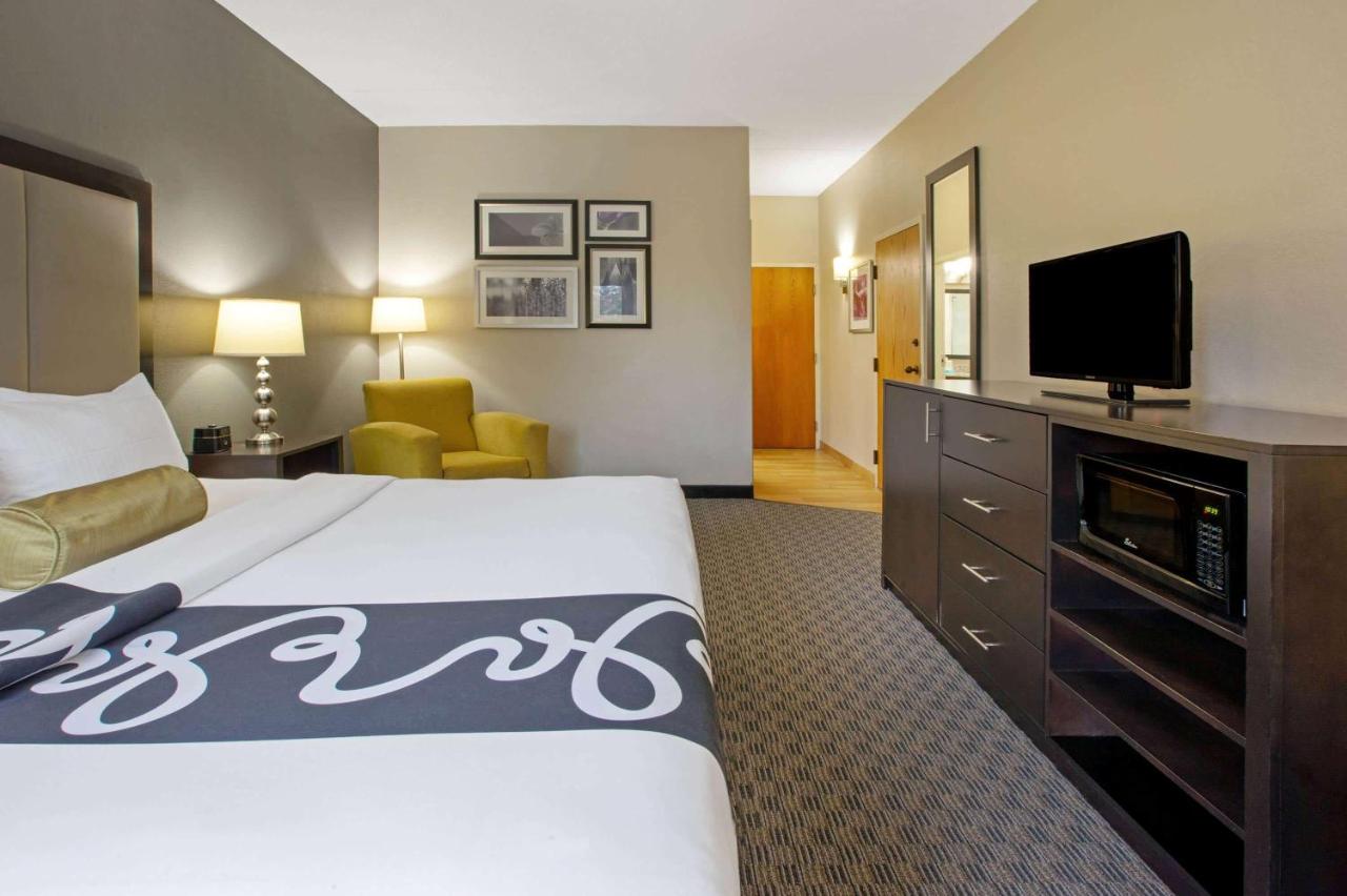 King Room at La Quinta Inn & Suites by Wyndham Detroit Metro Airport
