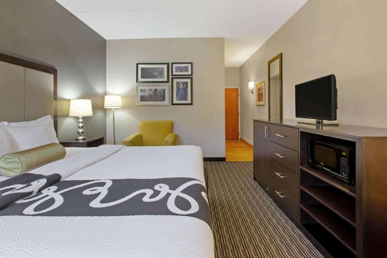 King Room - Mobility Access/Non-Smoking at La Quinta Inn & Suites by Wyndham Detroit Metro Airport