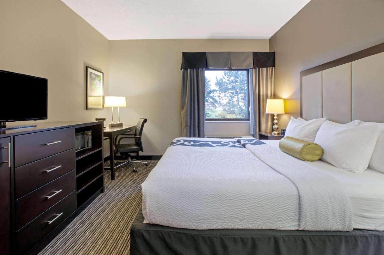 King Room - Mobility Access/Non-Smoking at La Quinta Inn & Suites by Wyndham Detroit Metro Airport