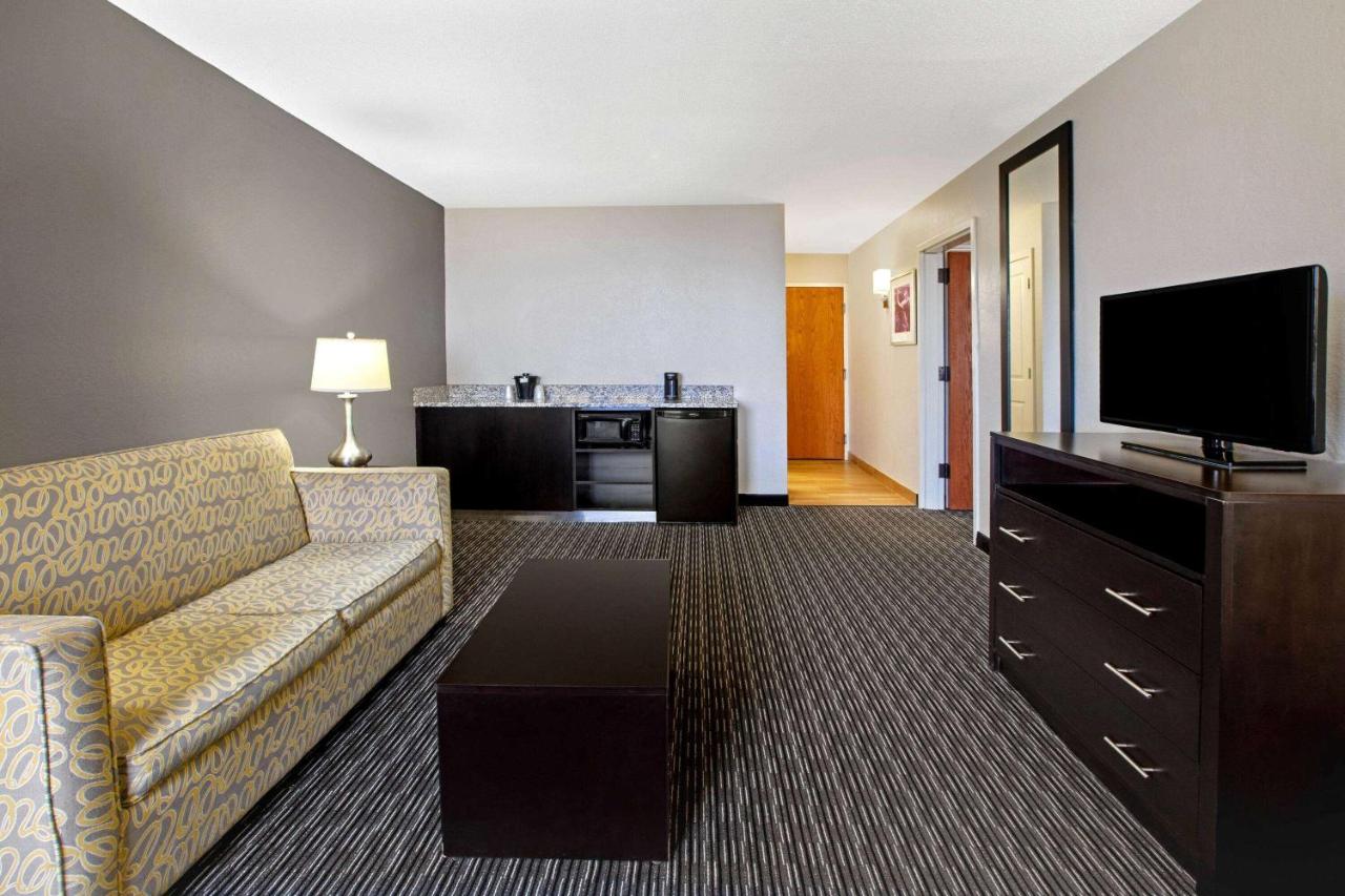 One-Bedroom King Suite - Non-Smoking at La Quinta Inn & Suites by Wyndham Detroit Metro Airport