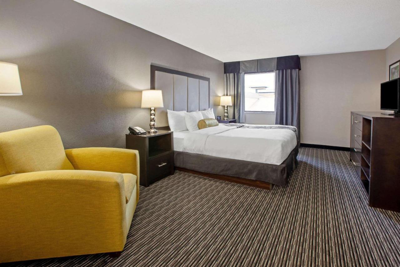King Room at La Quinta Inn & Suites by Wyndham Detroit Metro Airport