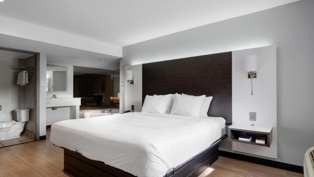 Deluxe King Suite - Non-Smoking at Days Inn & Suites by Wyndham Niagara Falls/Buffalo