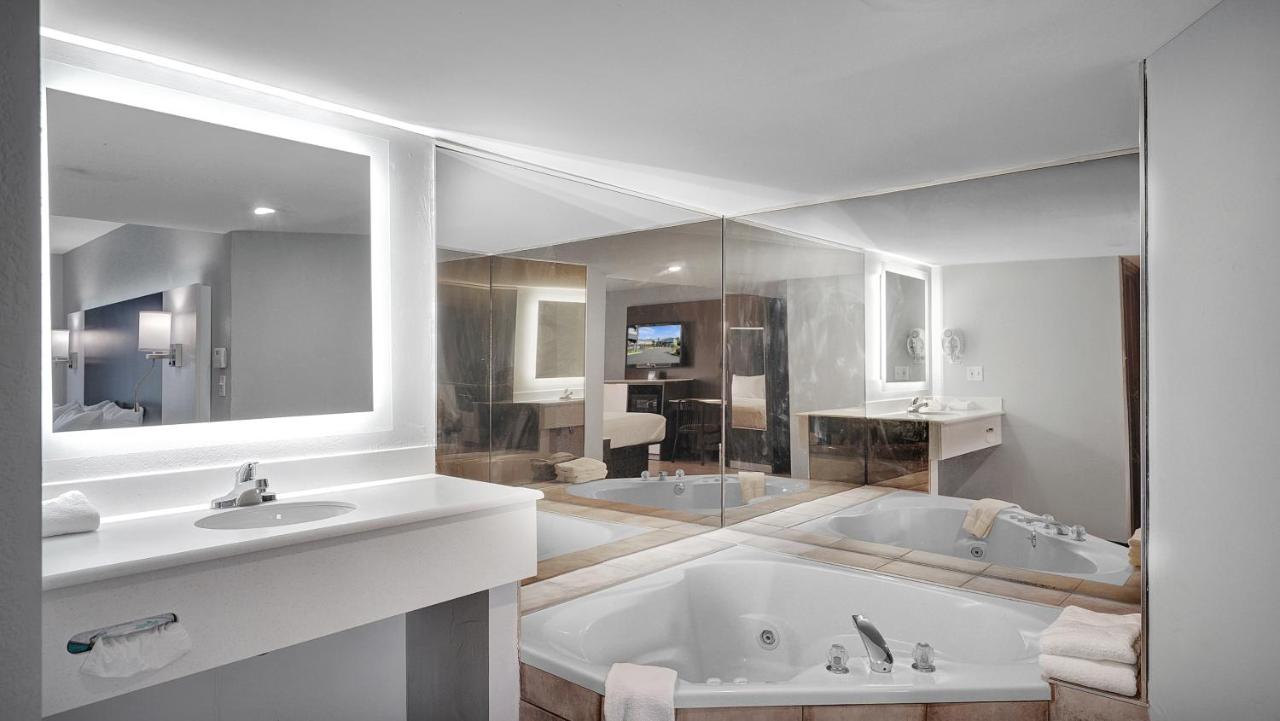 Deluxe King Suite - Non-Smoking at Days Inn & Suites by Wyndham Niagara Falls/Buffalo