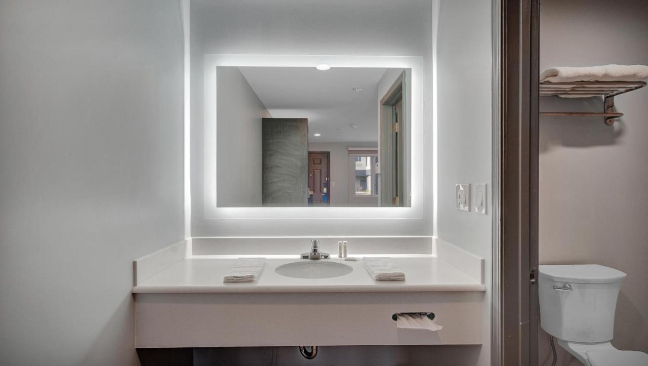 King Room - Non-Smoking at Days Inn & Suites by Wyndham Niagara Falls/Buffalo