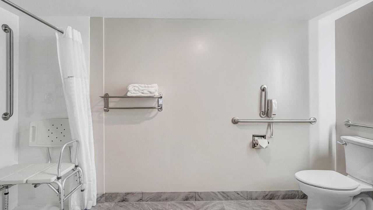 King Room with Mobility Access and Bathtub with Grab Bars - Non-Smoking at Days Inn & Suites by Wyndham Niagara Falls/Buffalo