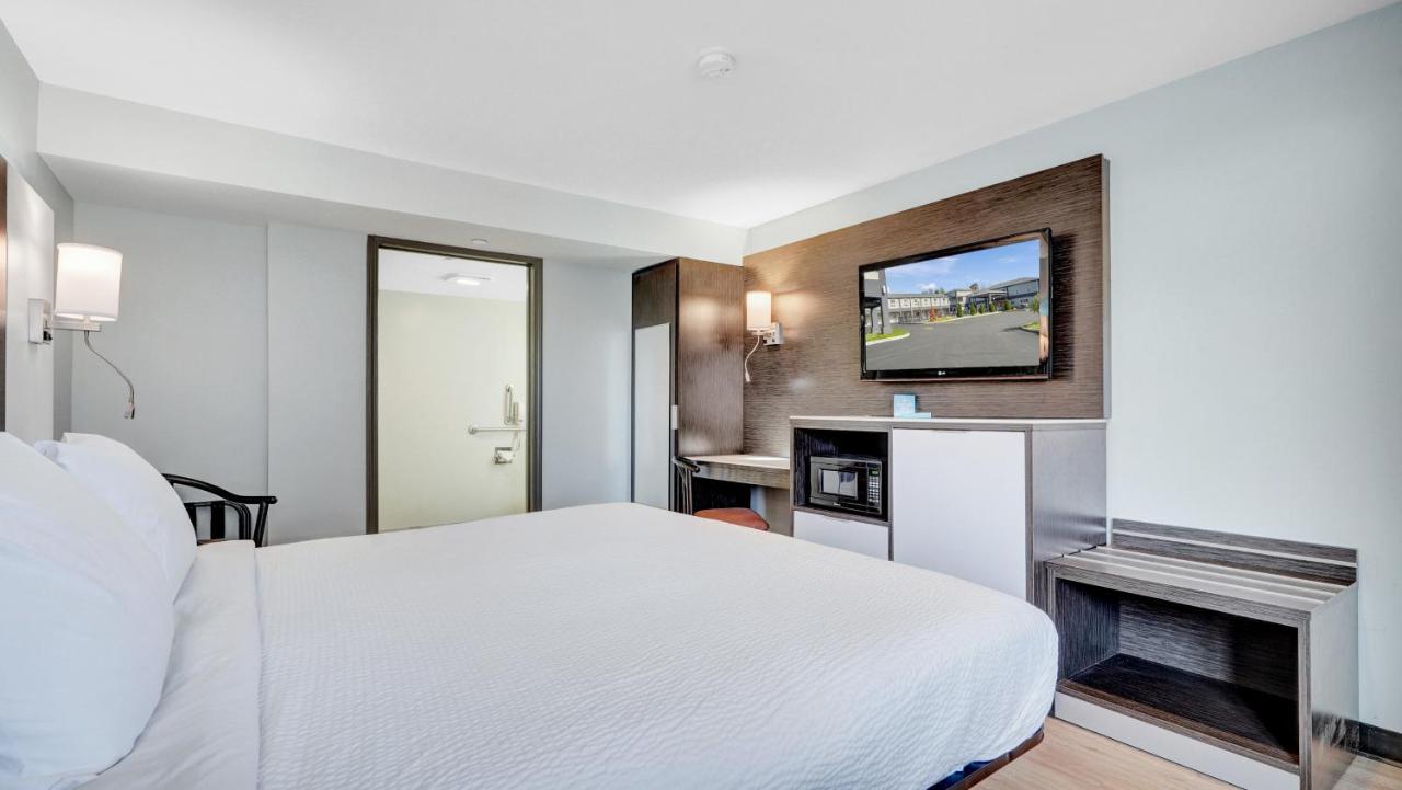 King Room with Roll-in Shower - Mobility Access/Non-Smoking at Days Inn & Suites by Wyndham Niagara Falls/Buffalo