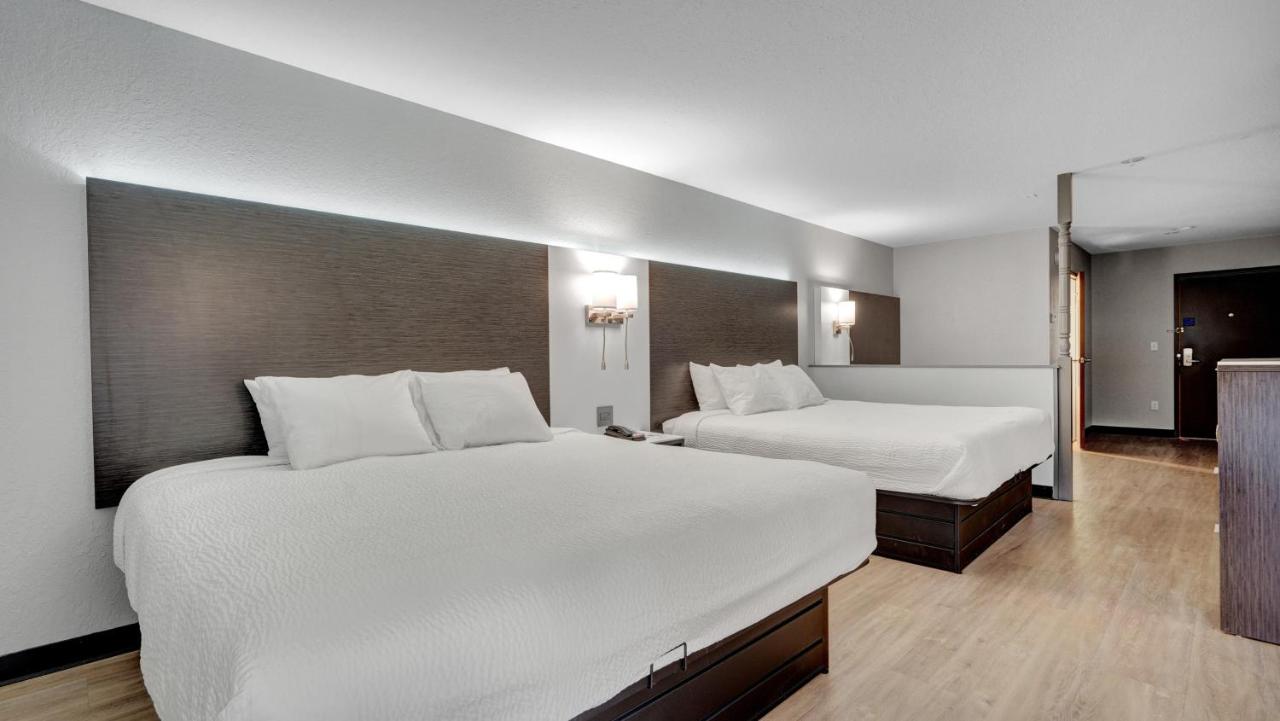 King Junior Suite - Non-Smoking at Days Inn & Suites by Wyndham Niagara Falls/Buffalo