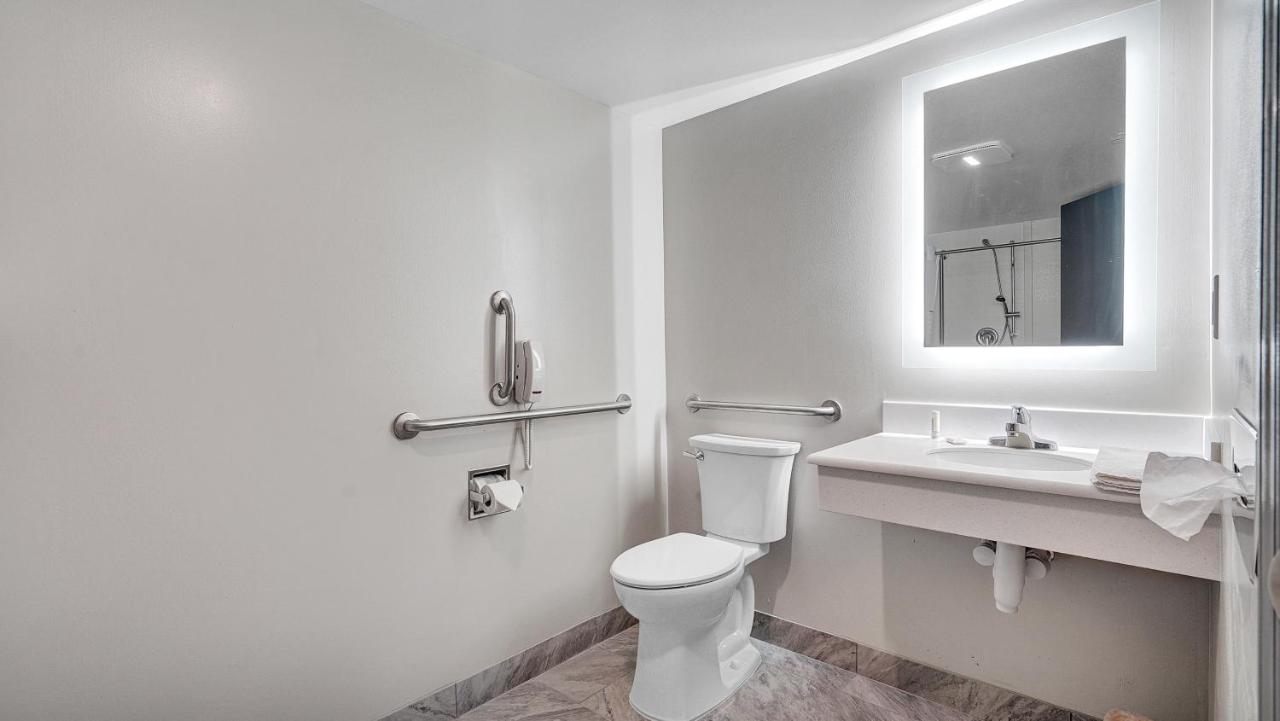 King Junior Suite - Non-Smoking at Days Inn & Suites by Wyndham Niagara Falls/Buffalo