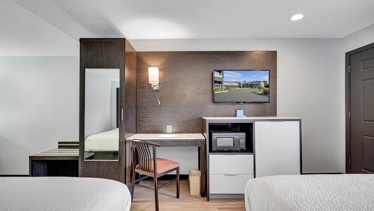 Queen Room with Two Queen Beds - Non-Smoking at Days Inn & Suites by Wyndham Niagara Falls/Buffalo