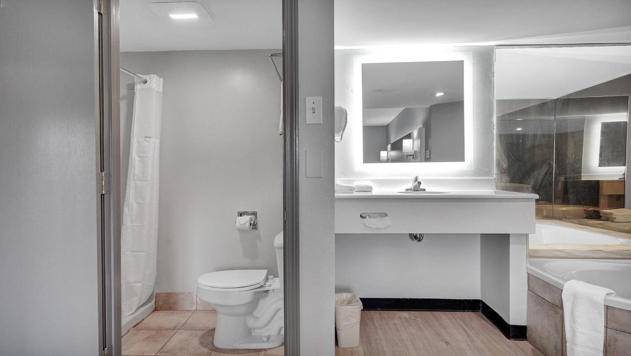 Deluxe King Suite - Non-Smoking at Days Inn & Suites by Wyndham Niagara Falls/Buffalo