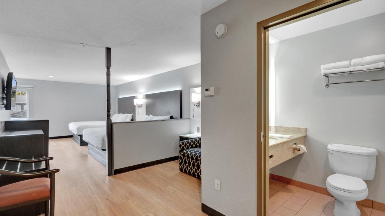 King Junior Suite - Non-Smoking at Days Inn & Suites by Wyndham Niagara Falls/Buffalo