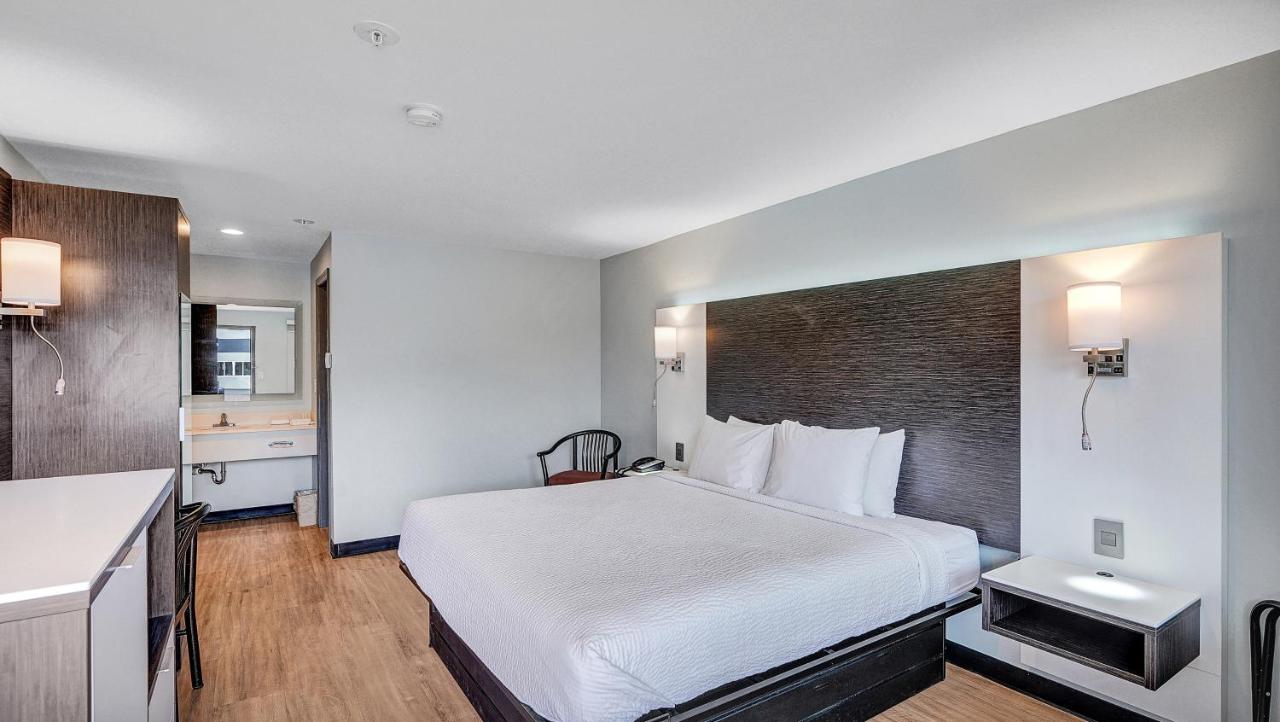 King Room - Non-Smoking at Days Inn & Suites by Wyndham Niagara Falls/Buffalo