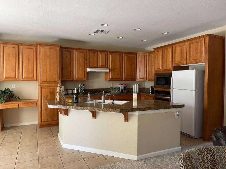 | LAKE view Elk Grove house 3300 sqf 5 bedrooms