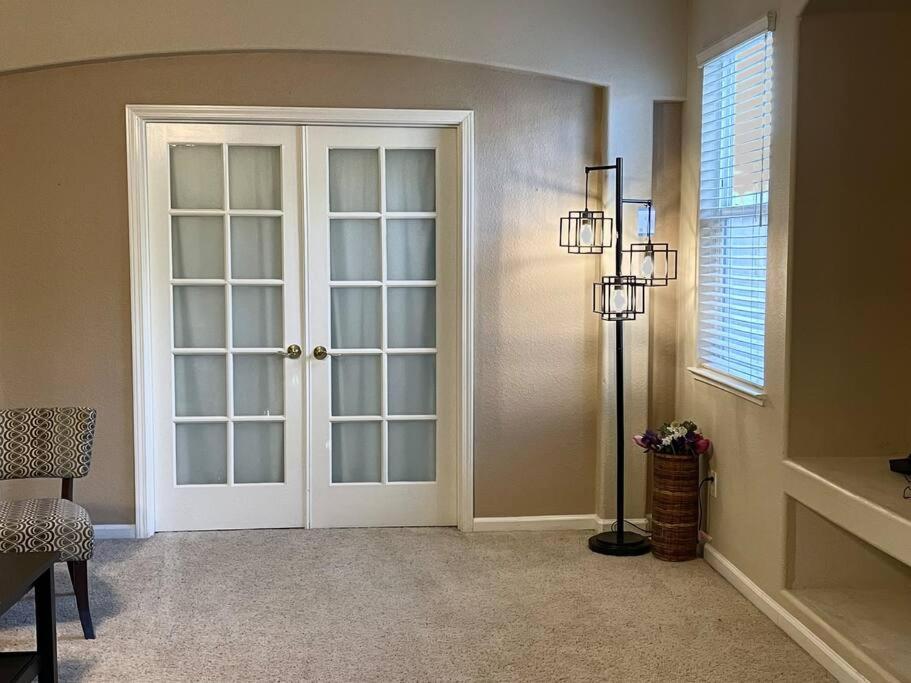 | LAKE view Elk Grove house 3300 sqf 5 bedrooms