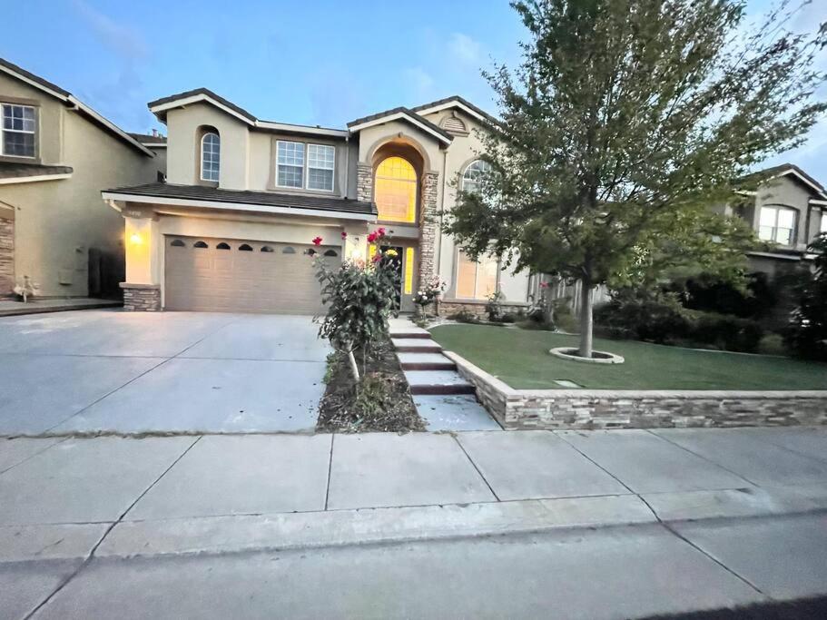 | LAKE view Elk Grove house 3300 sqf 5 bedrooms