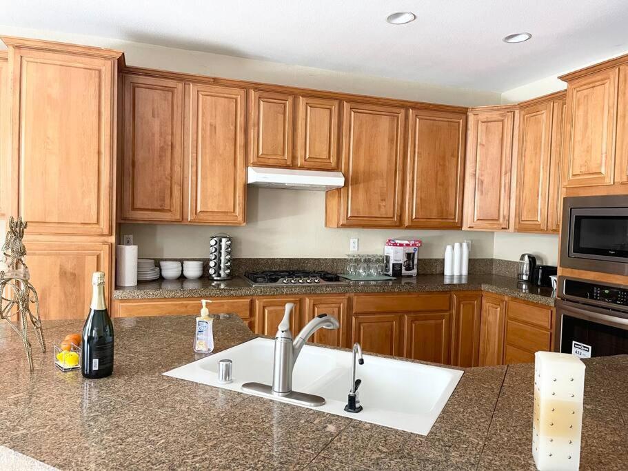 | LAKE view Elk Grove house 3300 sqf 5 bedrooms