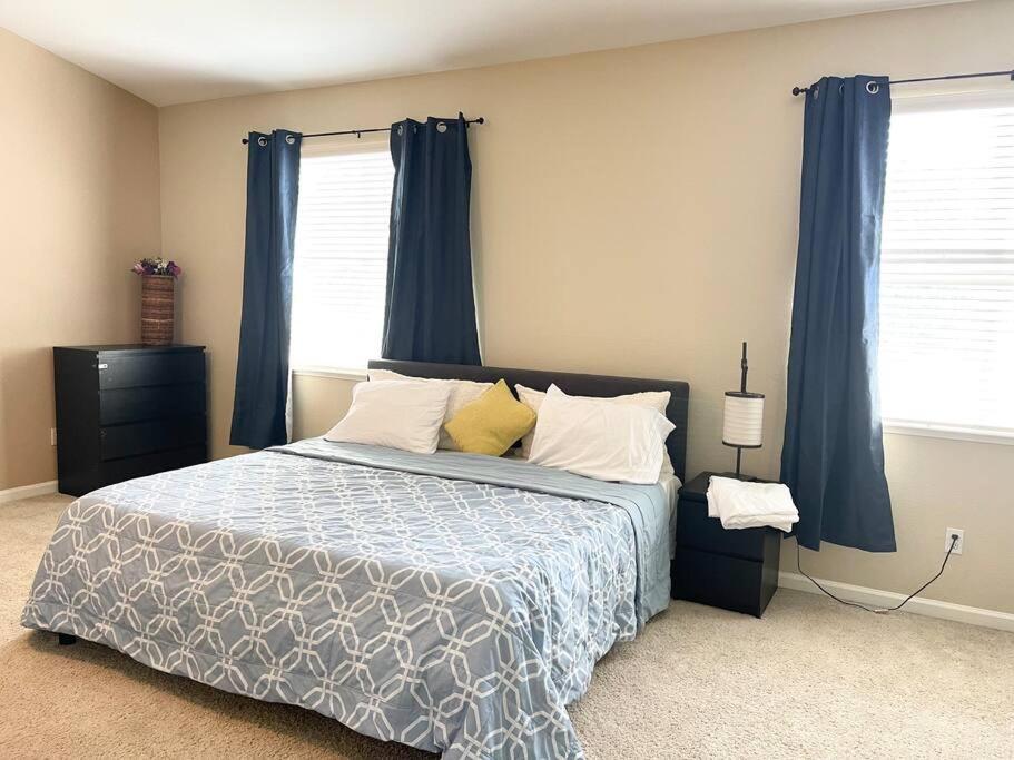 | LAKE view Elk Grove house 3300 sqf 5 bedrooms