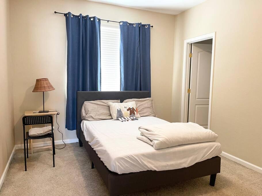 | LAKE view Elk Grove house 3300 sqf 5 bedrooms