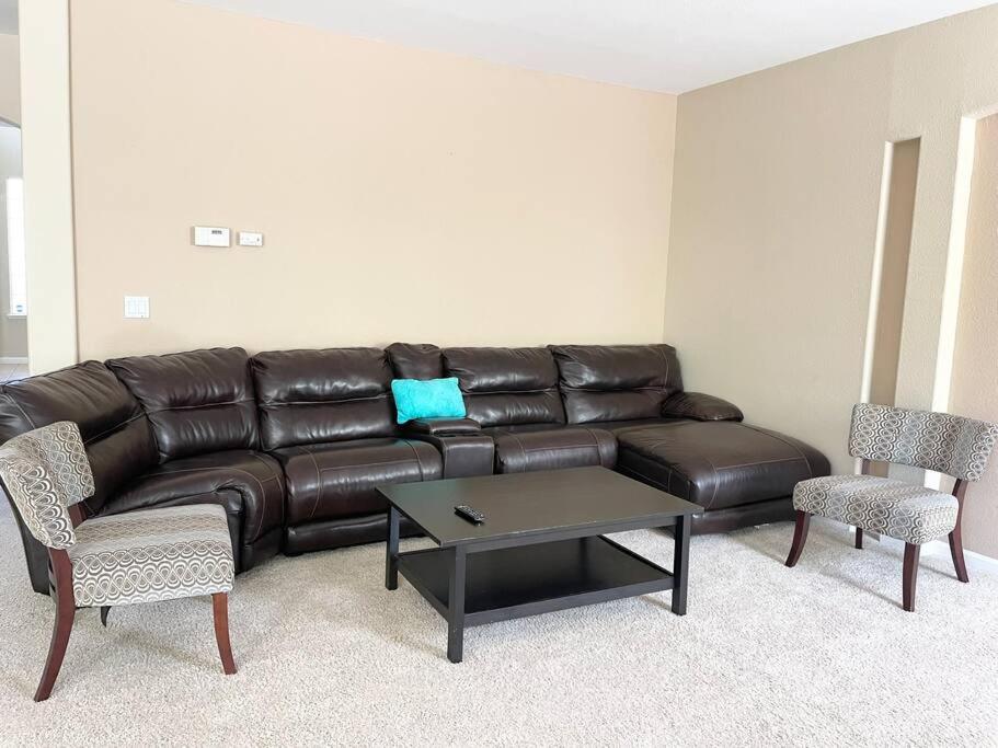 | LAKE view Elk Grove house 3300 sqf 5 bedrooms