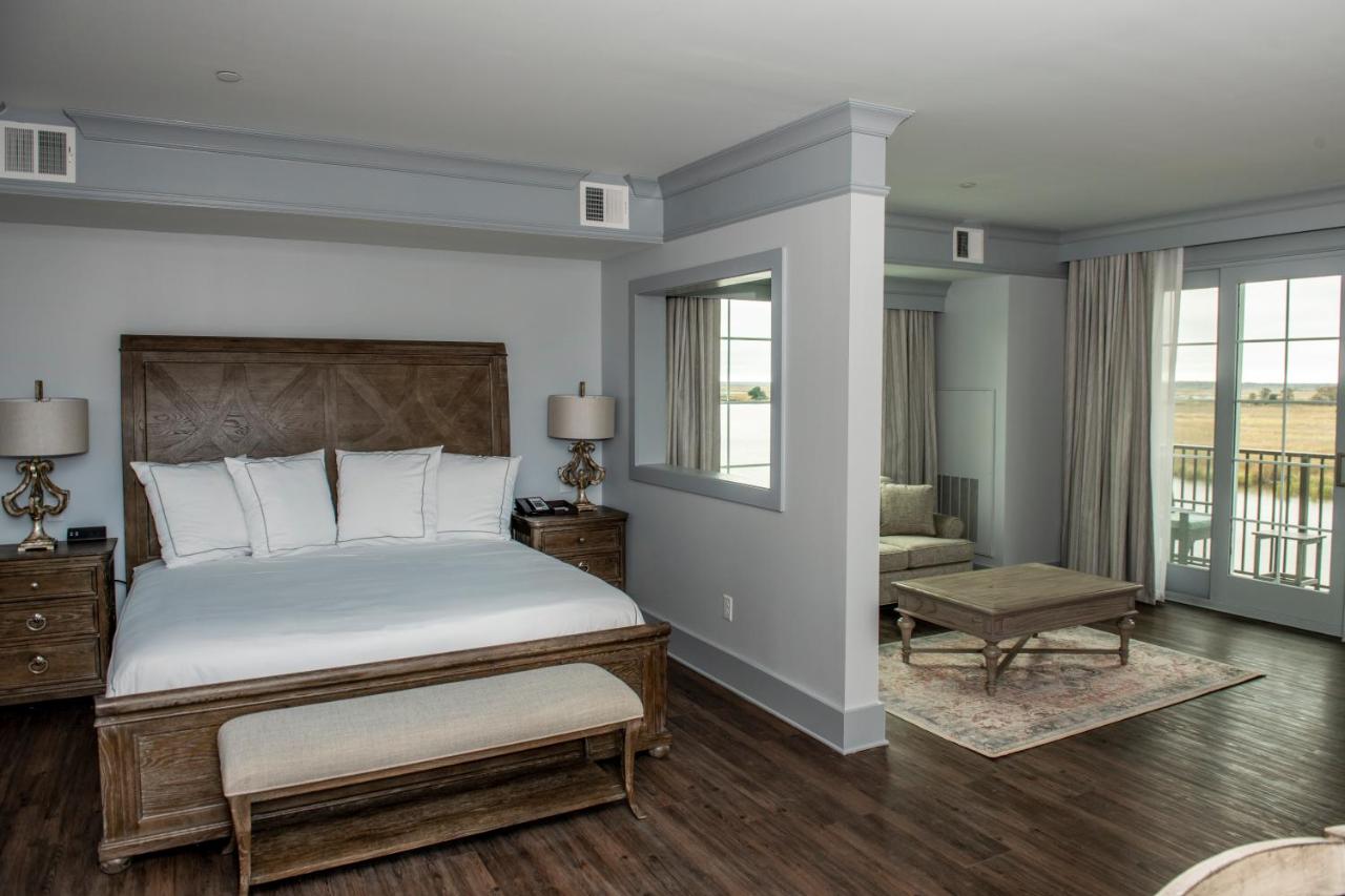 Deluxe Suite at Oaks on the River