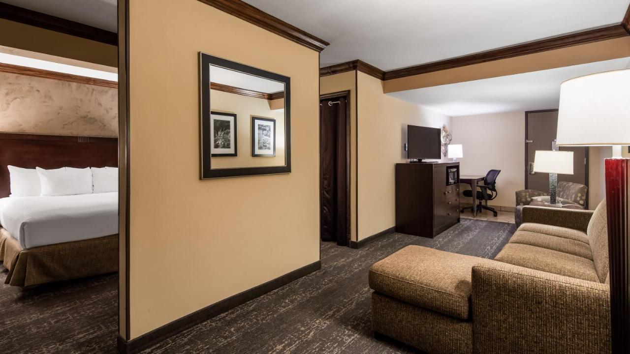 King Suite with Sofa Bed at Best Western Plus Raton Hotel