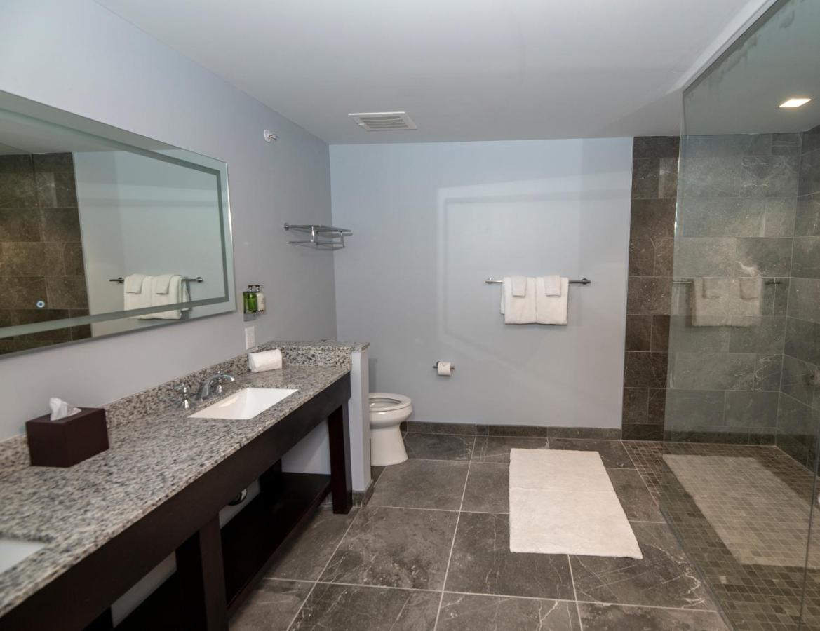 Deluxe Suite at Oaks on the River