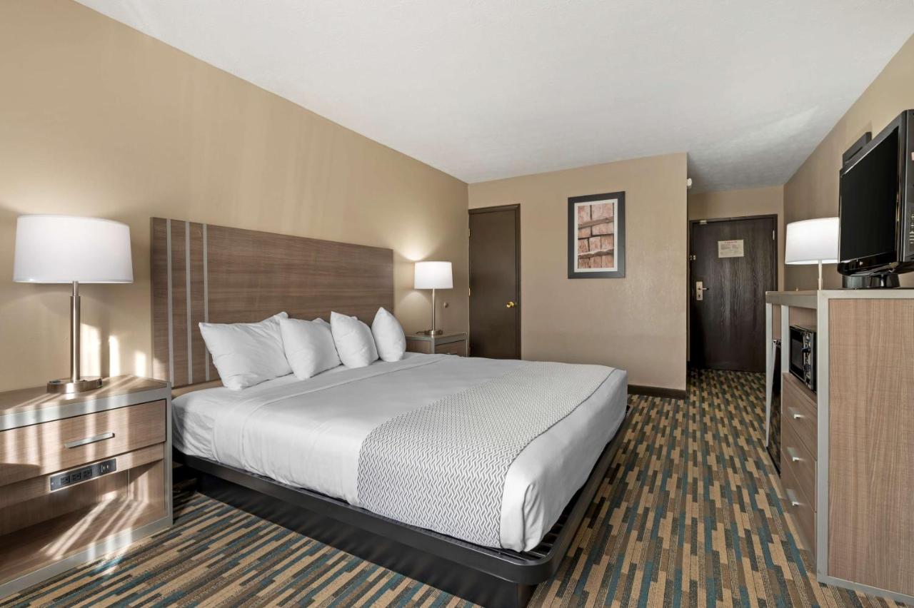 King Room with Roll-In Shower - Disability Access at Best Western Edinburgh/Columbus