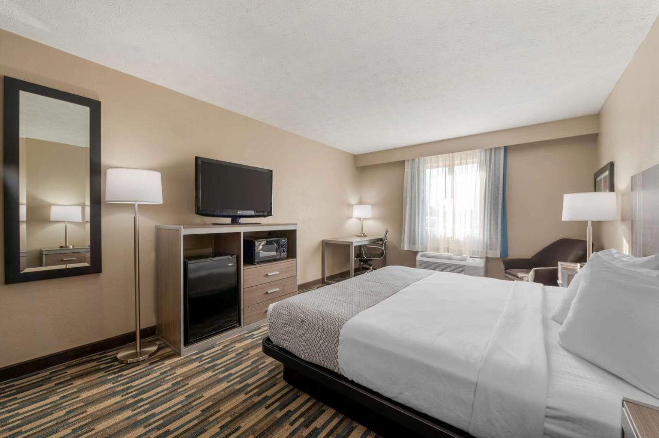 King Room with Roll-In Shower - Disability Access at Best Western Edinburgh/Columbus