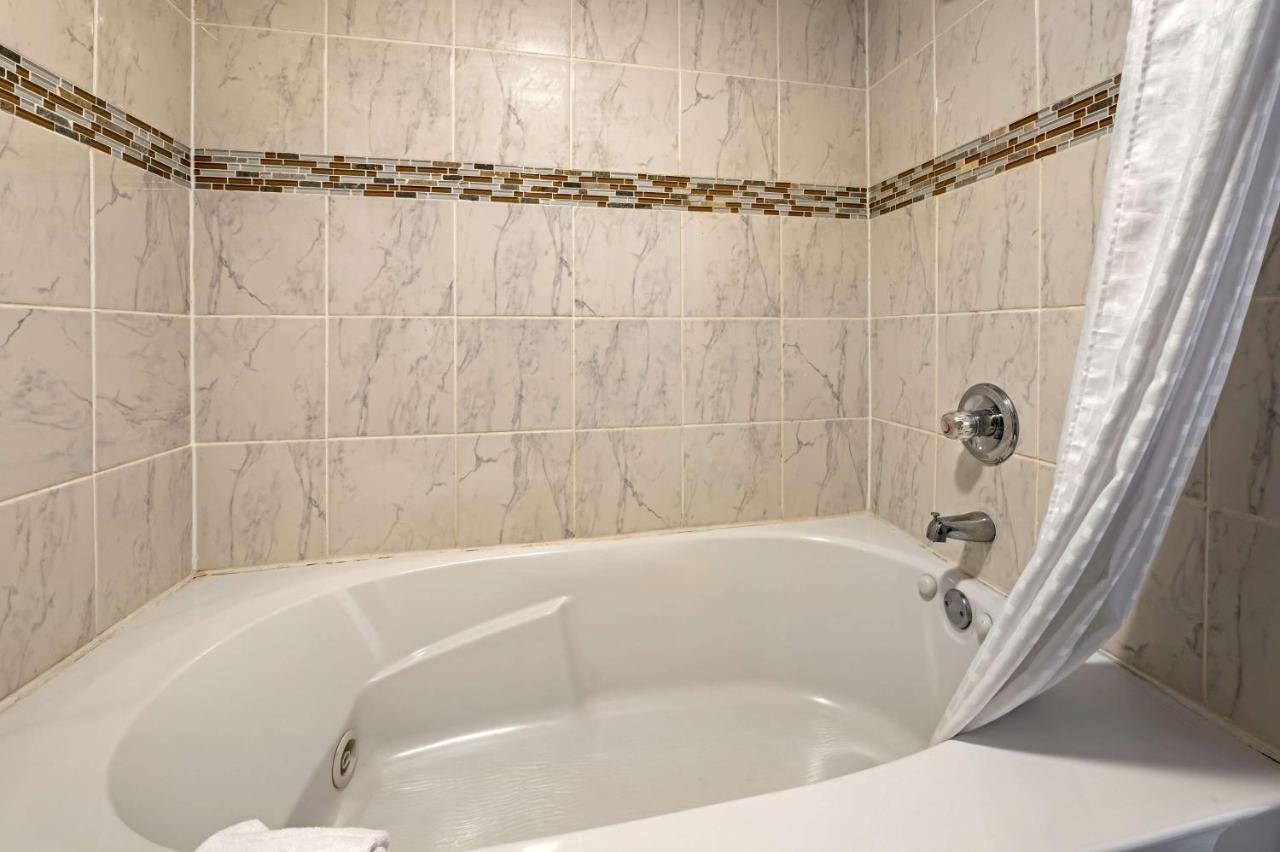 King Room with Spa Bath - Non-Smoking at Best Western Edinburgh/Columbus