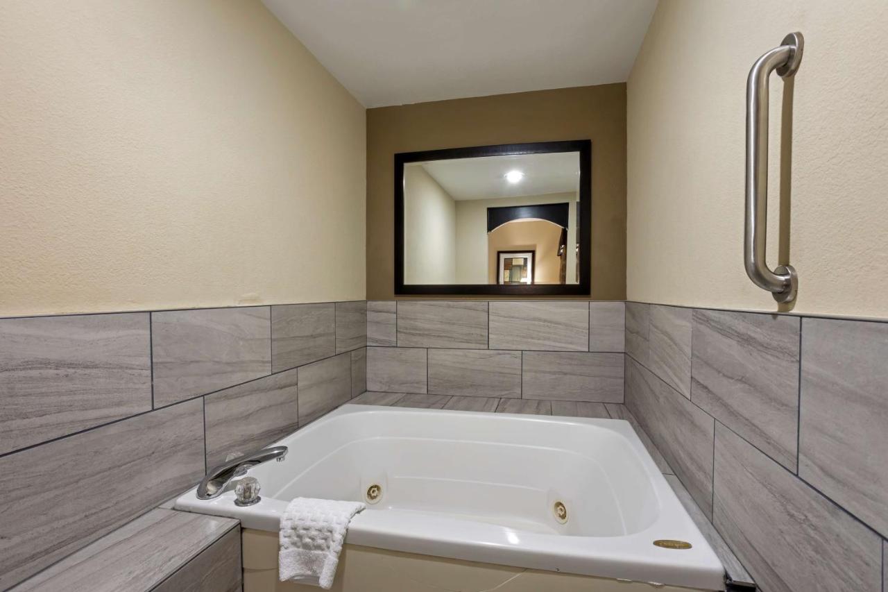 King Room with Spa Bath - Non-Smoking at Best Western Plus Searcy Inn