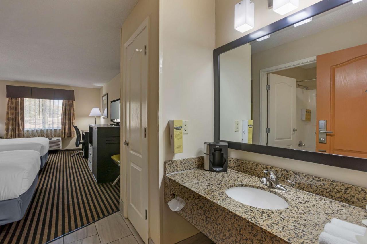 Queen Room with Two Queen Beds - Non-Smoking at Best Western Plus Searcy Inn