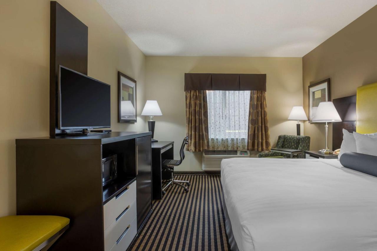 King Room with Roll In Shower-Disabilty Access at Best Western Plus Searcy Inn