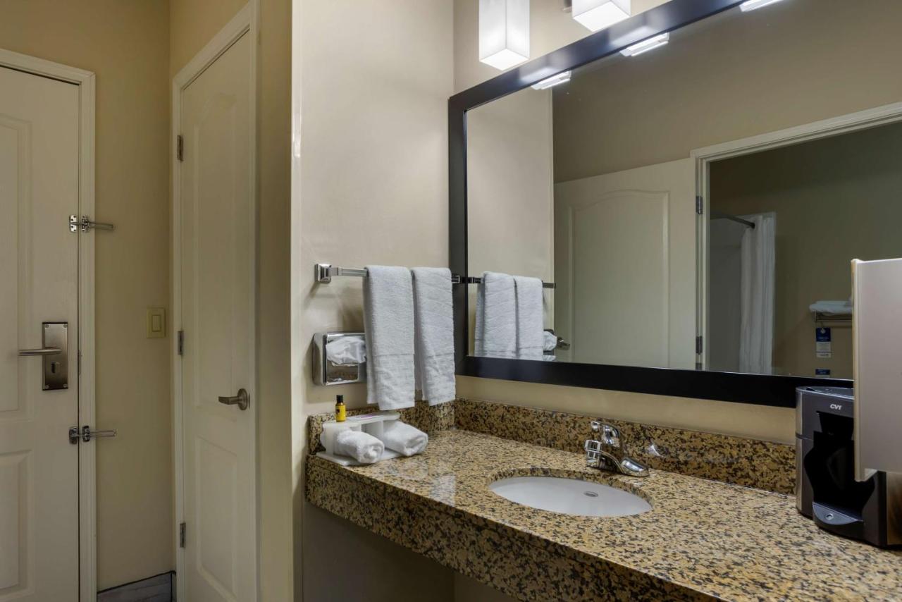 King Room with Roll In Shower-Disabilty Access at Best Western Plus Searcy Inn